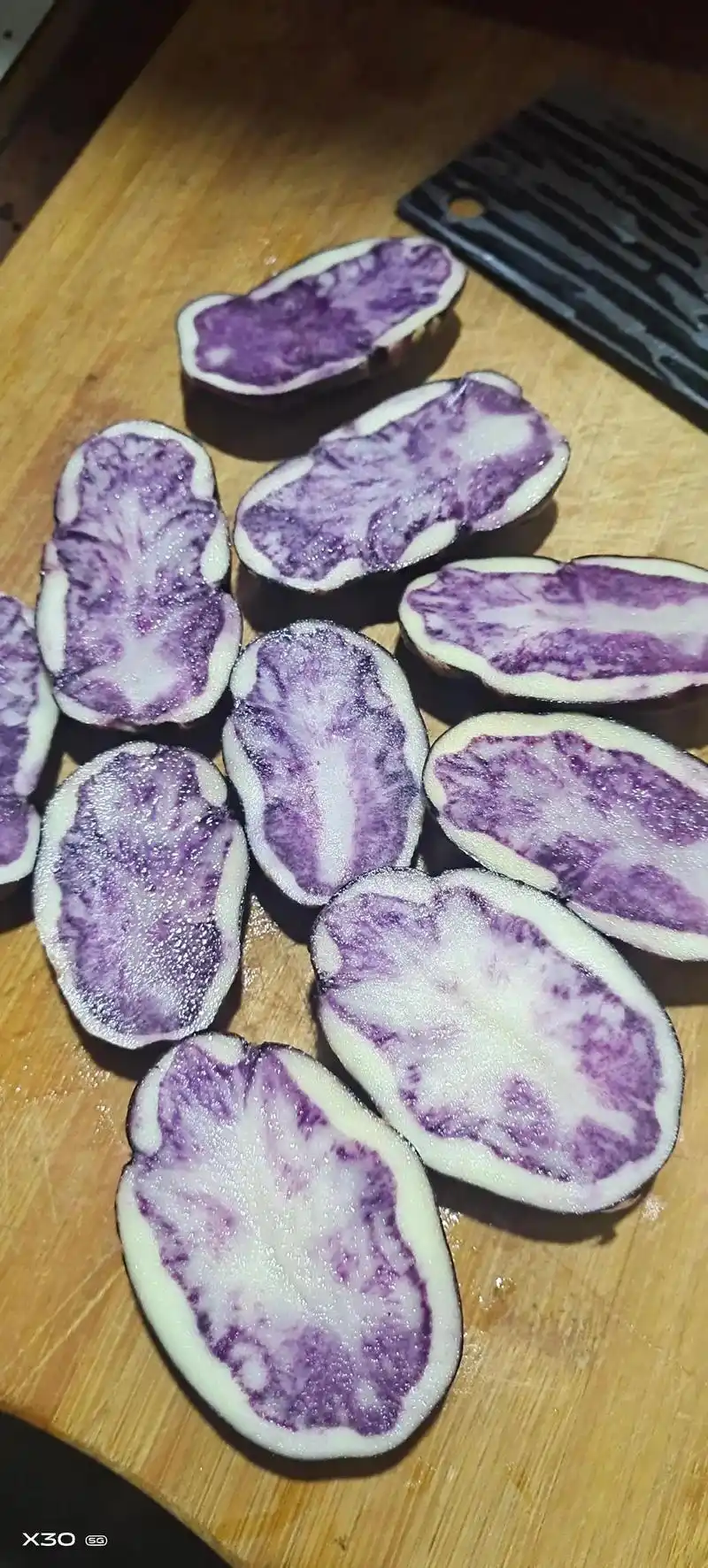 贵州特产(乌洋芋),就是紫色的土豆,香香软软,粉粉糯糯