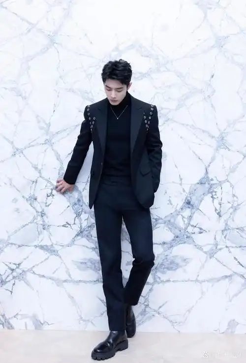 肖战在参加微博视界盛典活动中有两套造型,体现了不同气质的肖战,都