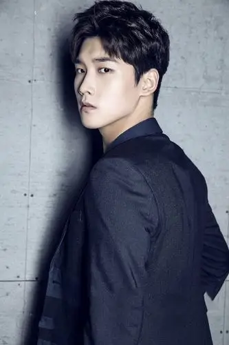 21岁邢昭林穿西装成熟如30岁潮流小哥vs白领高管你给几分