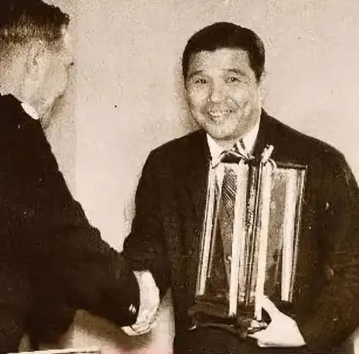 香港探长吕乐纵横黑白两道资产能买上万套房逃亡后活到91岁