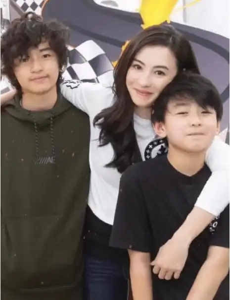 谢霆锋长子恋情曝光,携异性澳洲逛街,疑似姐弟恋_谢振轩_儿子_张柏芝