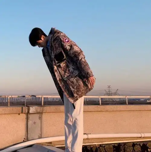 严浩翔迷彩服上衣搭配白裤子,无论喜不喜欢,都无法否定他的能力