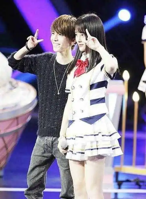 同样的故事还发生在鞠婧祎与郭敬明的身上,那一次他俩也因为合作某次