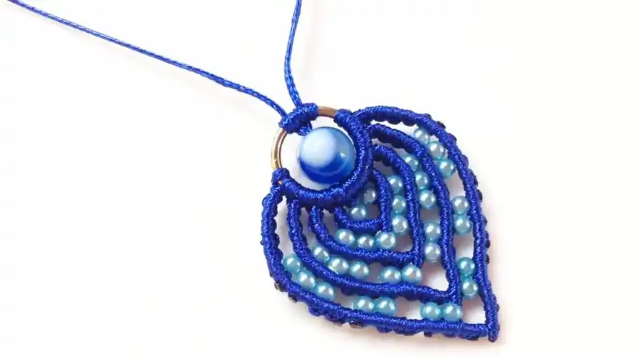 手工编织教学视频,用线编织爱心珍珠吊坠挂饰