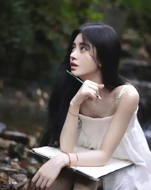 鞠婧祎一袭白色吊带裙,清纯甜美,灵动温柔 !