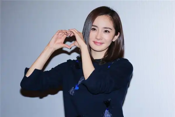 杨幂手比爱心