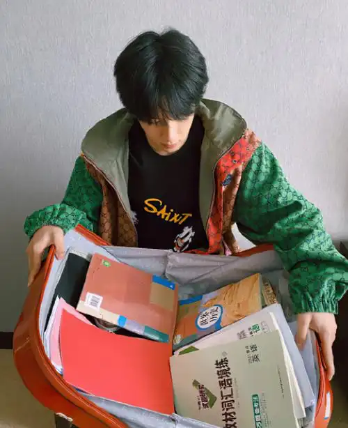 刘耀文中考压力大,水上冲浪解压,摔倒数次不怕受伤依旧要玩