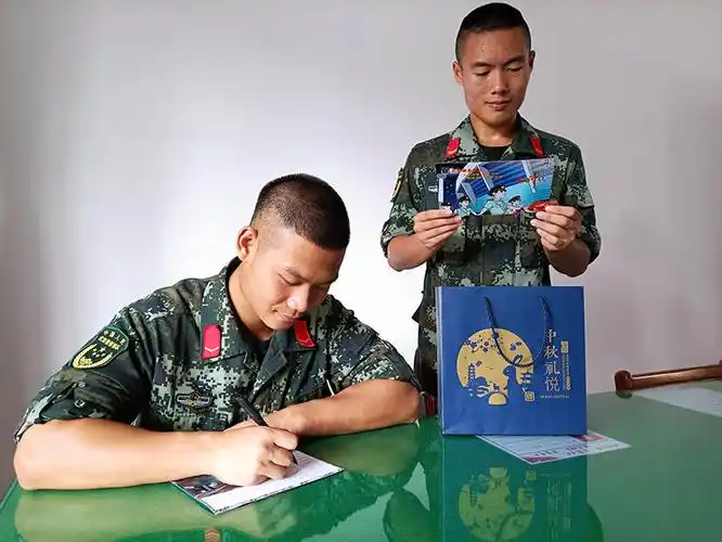 广西梧州:武警官兵遥寄思乡情愁