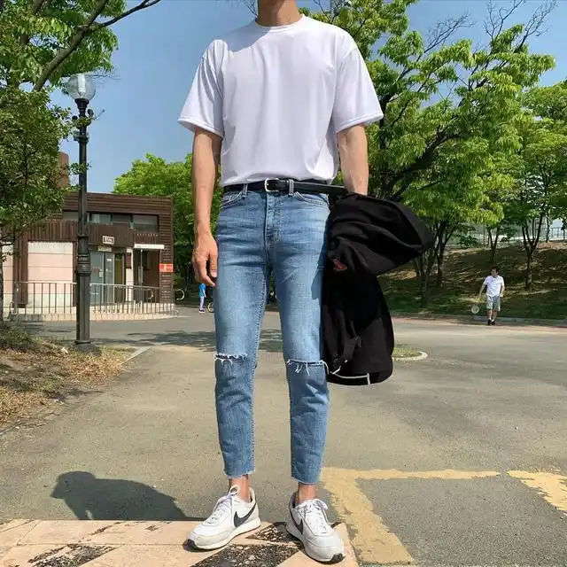 夏天是一个闷热的季节,男生在穿衣搭配上就更加要注重整体的简约性和