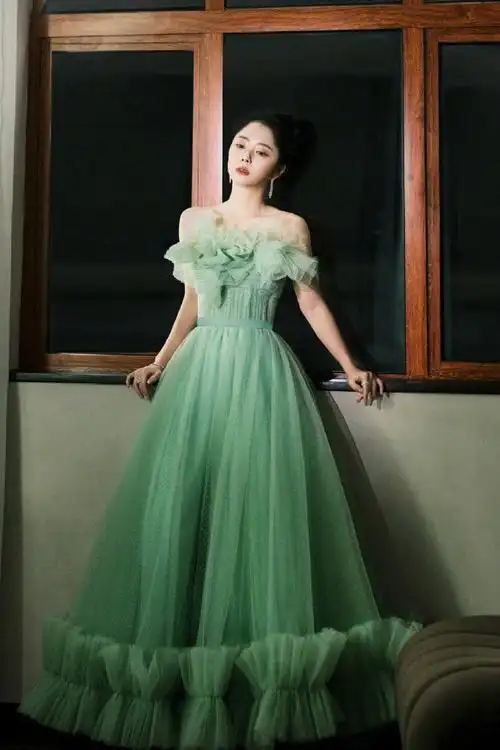 时尚资讯##明星时尚#谭松韵 最新活动造型|身着薄荷绿薄纱礼服裙