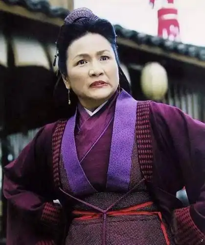 武打女星出身的郑佩佩便是这样一位奇女子.