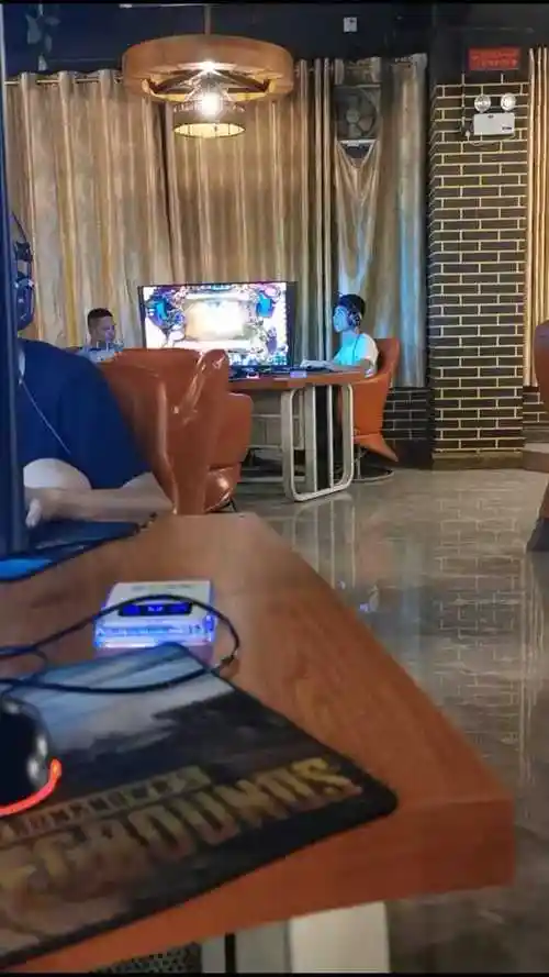 在网吧上网了一个月一个月没躺过床突然有点乏味了头昏脑胀的精神也不