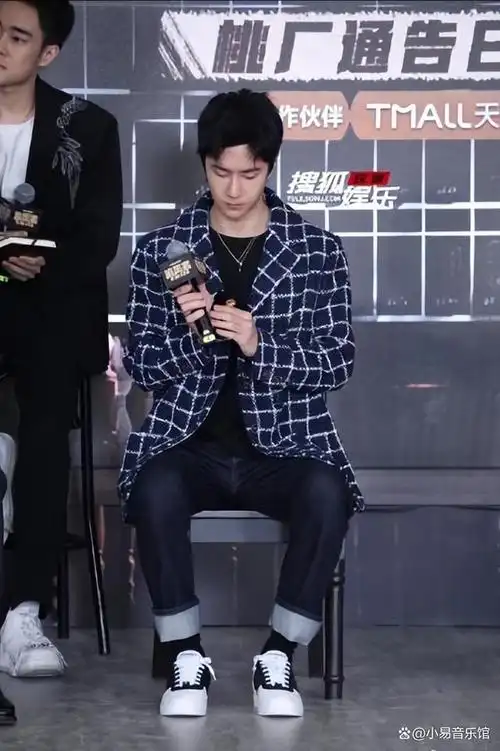 王一博的直播滑铲秀当香奈儿遇上练习曲棍球