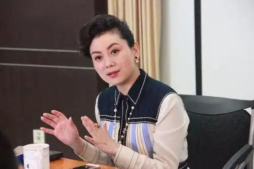 朱军的妻子真有气质,这种烂大街的衣服,都能被她穿出"舞台风"