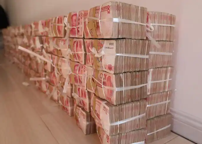 诈骗团伙借"区块链"搞传销藏13亿现金 一字排开可从北京到昆明