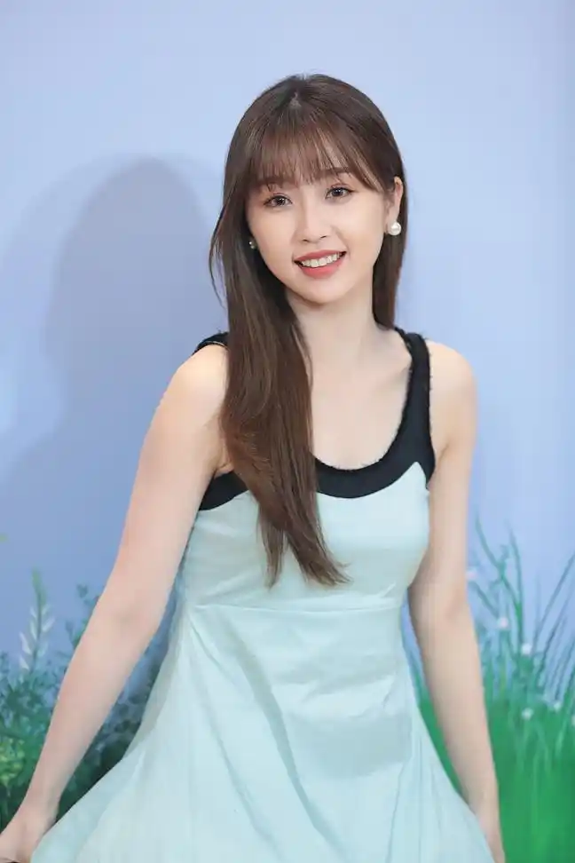 虞书欣身着薄荷绿短裙笑容清甜气质清纯