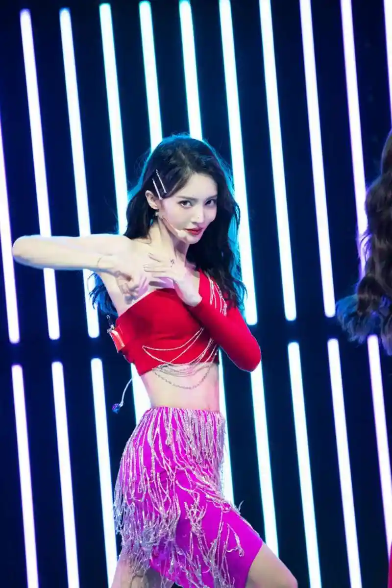 金晨情人舞台大秀钢管舞舞台张力再度爆发