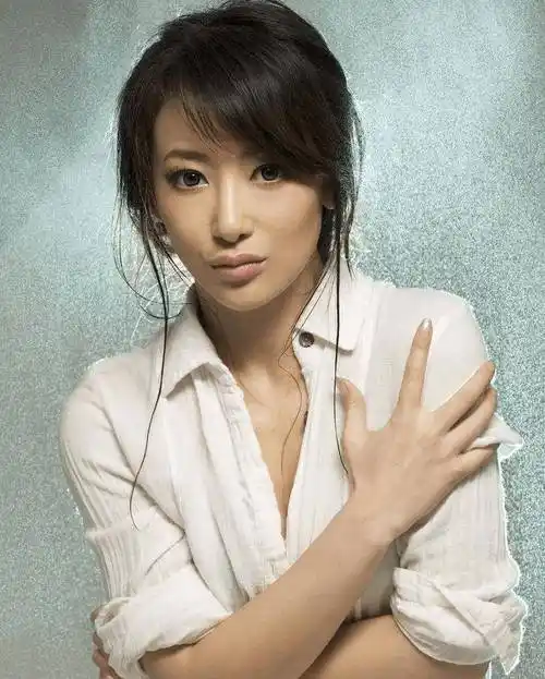 陈紫函虽然年轻,但已经在演艺界小有名气,成为一颗耀眼的明星.