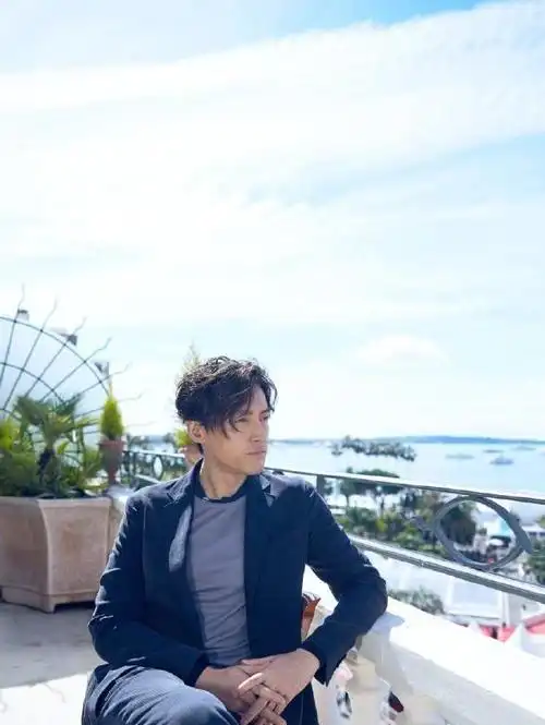 36岁胡歌亮相戛纳盛典,一身休闲look搭配偏分小卷发,man感十足