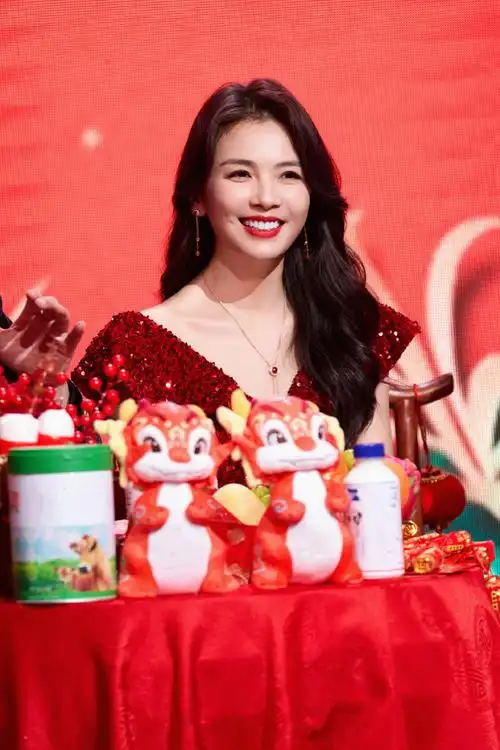 春晚#热烈中见俏丽红颜,欢喜里流连笑眼明眸,今晚是好久不见的主持"桃