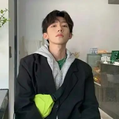 帅气暖男图片 阳光13岁-男生头像 - 壁纸之家