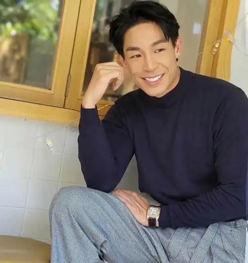 而蓝钧天,富二代出身,现年47岁,曾是艺能界"时尚f4"成员之一,另外的