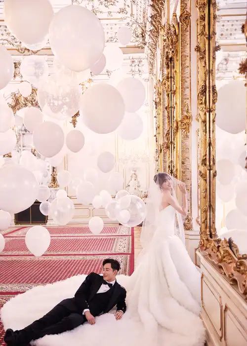 罗晋唐嫣工作室晒婚礼现场九宫格两人在花海中亲吻浪漫唯美