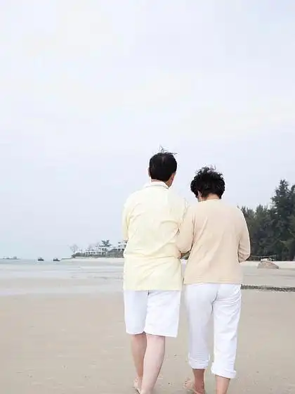 i>老 /i>夫妻在海滨度假