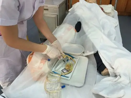 导尿管连接尿袋