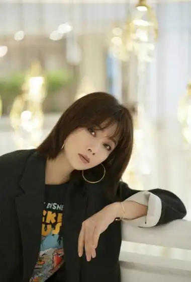 殷桃短发西服酷飒写真图片