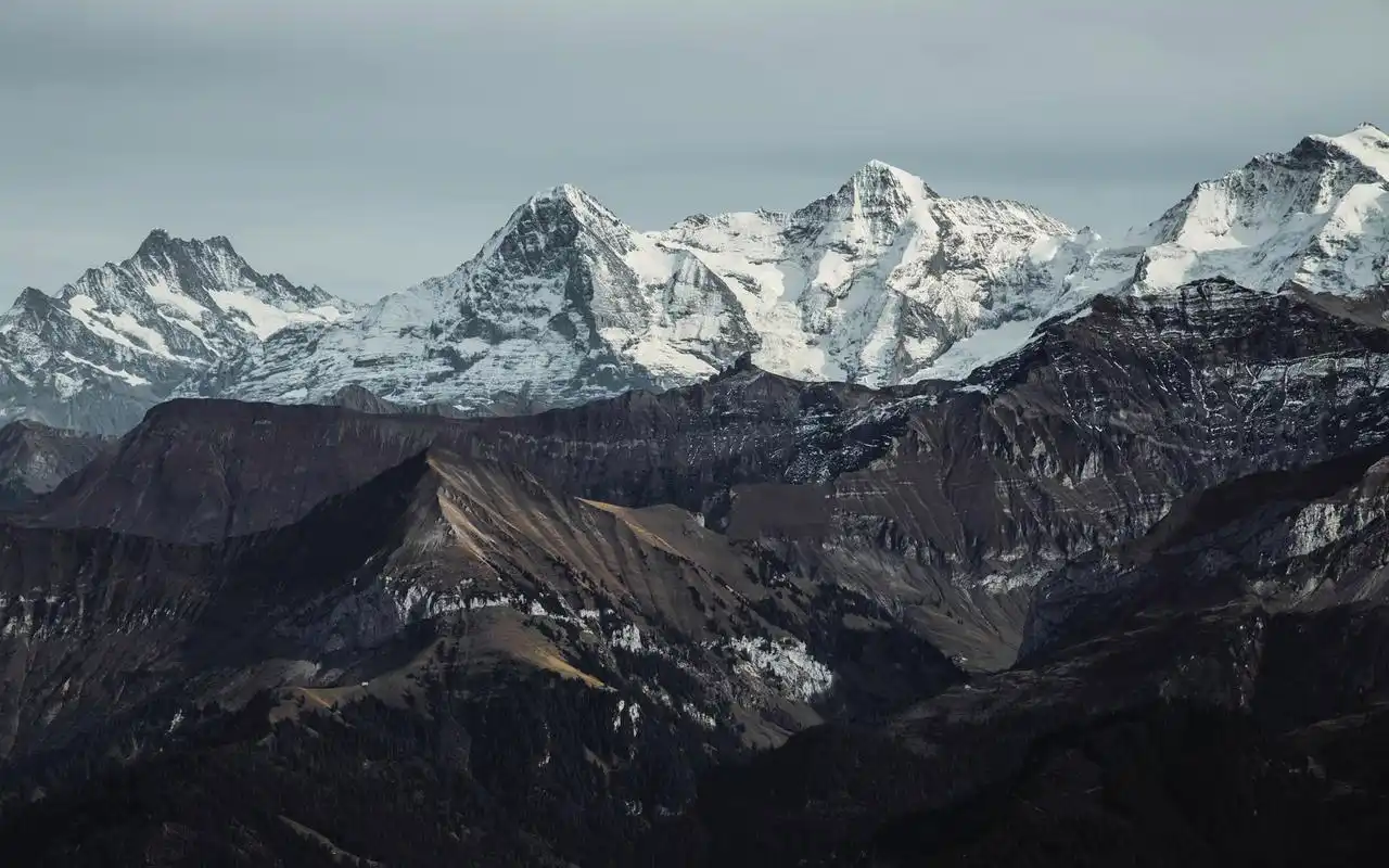 巍峨壮观的雪山风景桌面壁纸