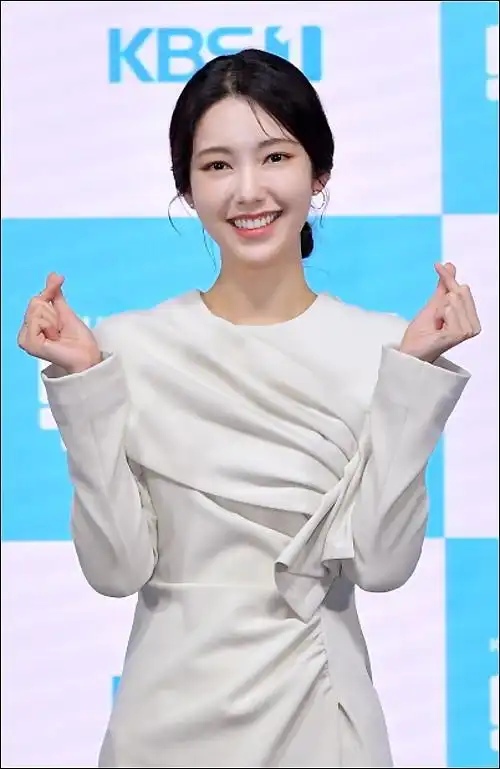 组图:神话eric娇妻罗惠美宣传新剧 甜笑可人状态佳_高清图集_新浪网