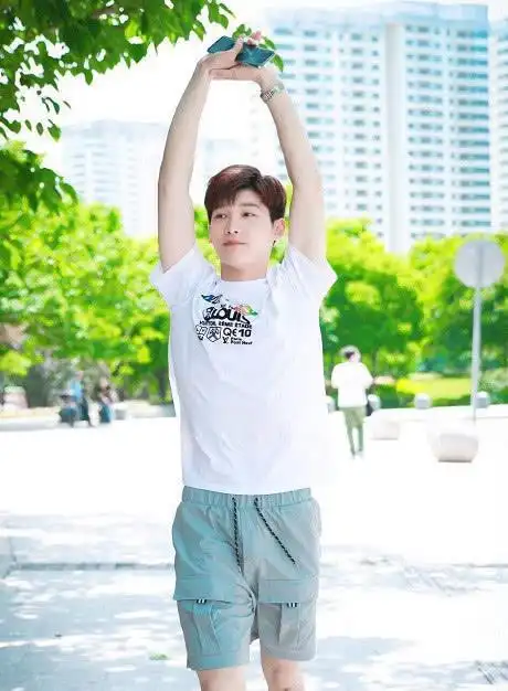 邢昭林凌晨晒腹肌,撩衣方式很特别,网友:不怕八王妃会吃醋?