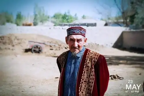 这次与队友们亲密接触的,是哈萨克族的一大家子,他们盛装迎接,尤其是