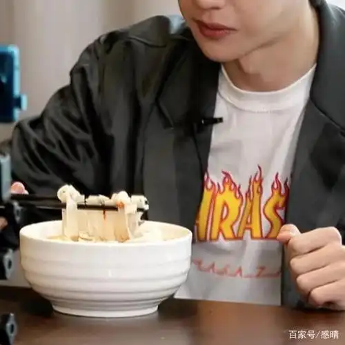 看王一博吃东西一脸满足的样子就好开心啊!美食总是让人心情愉悦