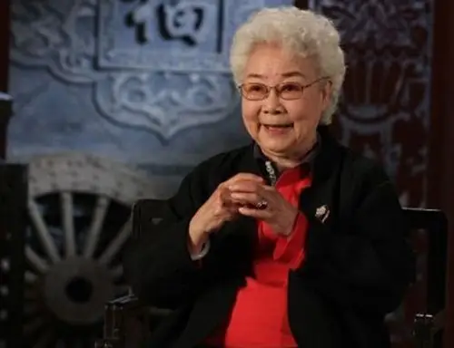 图蔡明是田华的女儿吗田华和蔡明的家庭背景大曝光