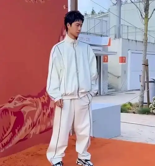 王一博最近状态下滑这么厉害,看来是工作比较繁忙,熬夜看剧本给累到了