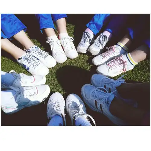 女生穿鞋子如何配校服较好