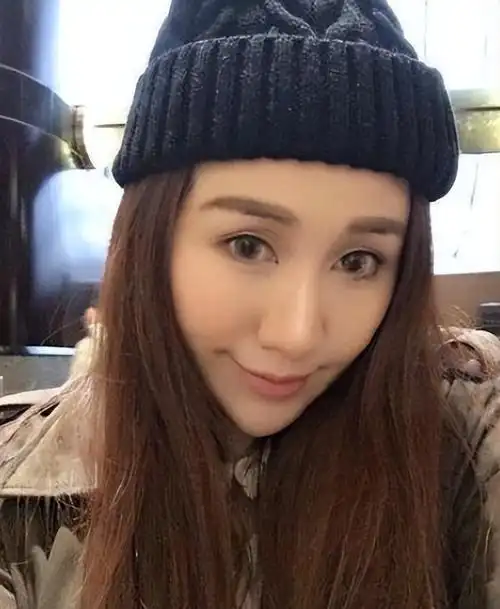 "天选之女"何超欣:赌王最宠爱的女儿,长相酷似利智惹质疑