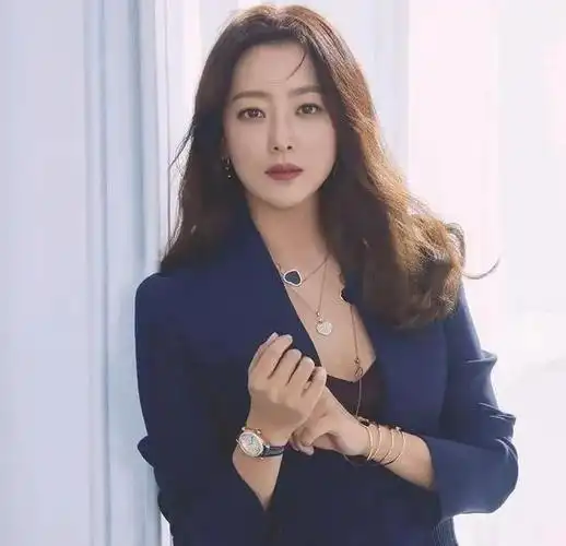 她的名字叫金喜善,生于1977年6月11日,出生在韩国首尔.