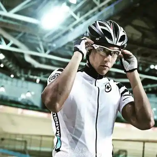 小鲜肉彭于晏证明了骑单车的男人最帅