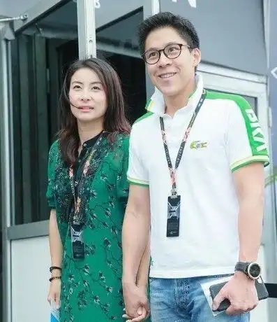 霍启刚晒童年"斗鸡眼"!自己好玩却愁坏老妈,长大后眼神依然萌