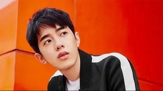 热打铁邀请了整个剧组参加,所以梁靖康参加的是快乐大本营20180526期