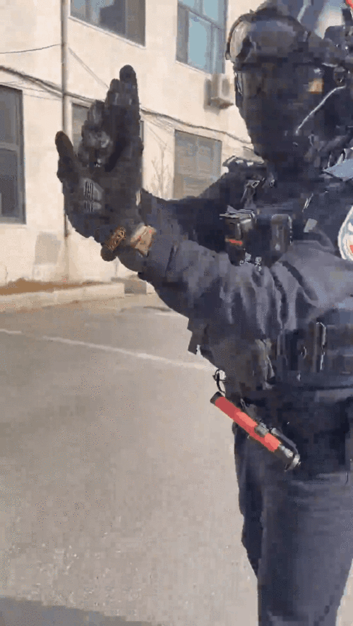 但实际执法情况下,我国警察对于另一款警用装备——电击枪有着强烈的