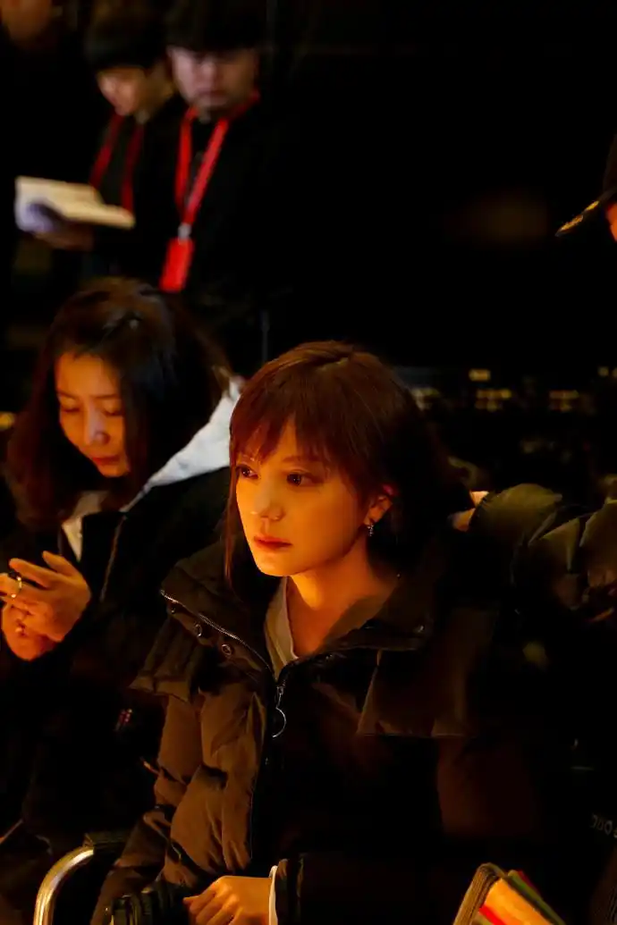 42岁赵薇素颜现身一脸疲惫,跟工作人员吸烟接地气