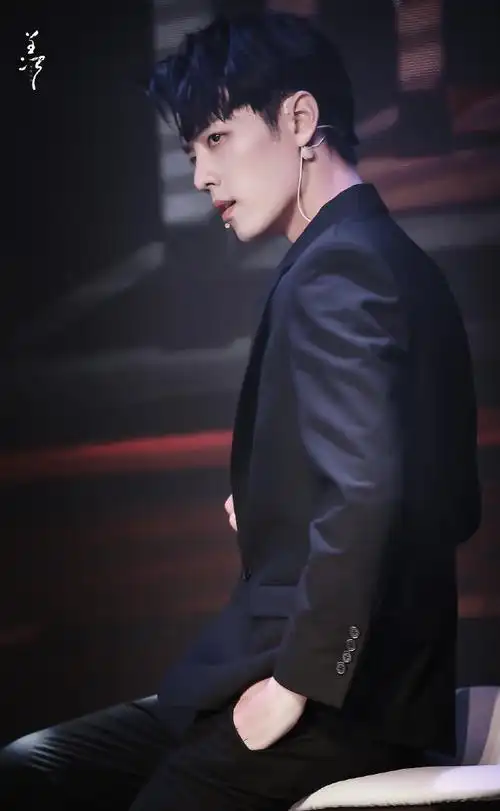 新专辑首唱会肖战黑西装舞台无文案 看图!