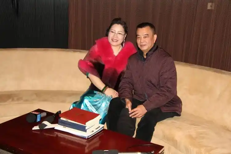 她与著名演员王正军先生.