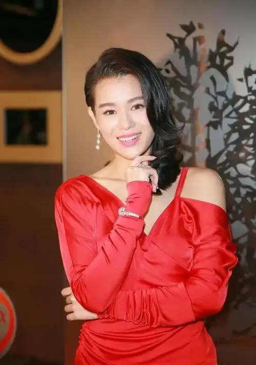 回顾演员胡杏儿嫁大3岁富豪婚后连生三胎如今一家其乐融融