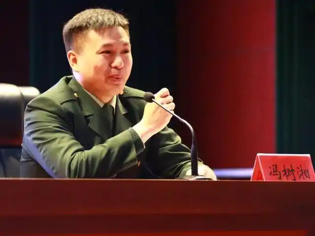 暖哭全网的驻港老兵来遵义医药高等专科学校作宣讲报告