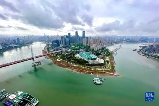 这是4月12日拍摄的重庆市朝天门附近长江,嘉陵江交汇景色(手机照片).